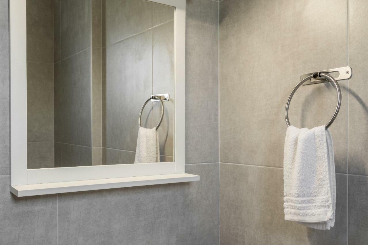 V Luxury Apartments Siviri Bilik gambar